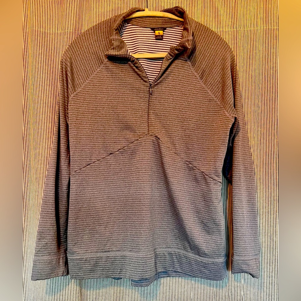 Fleecy inside and outside water repellant running top.